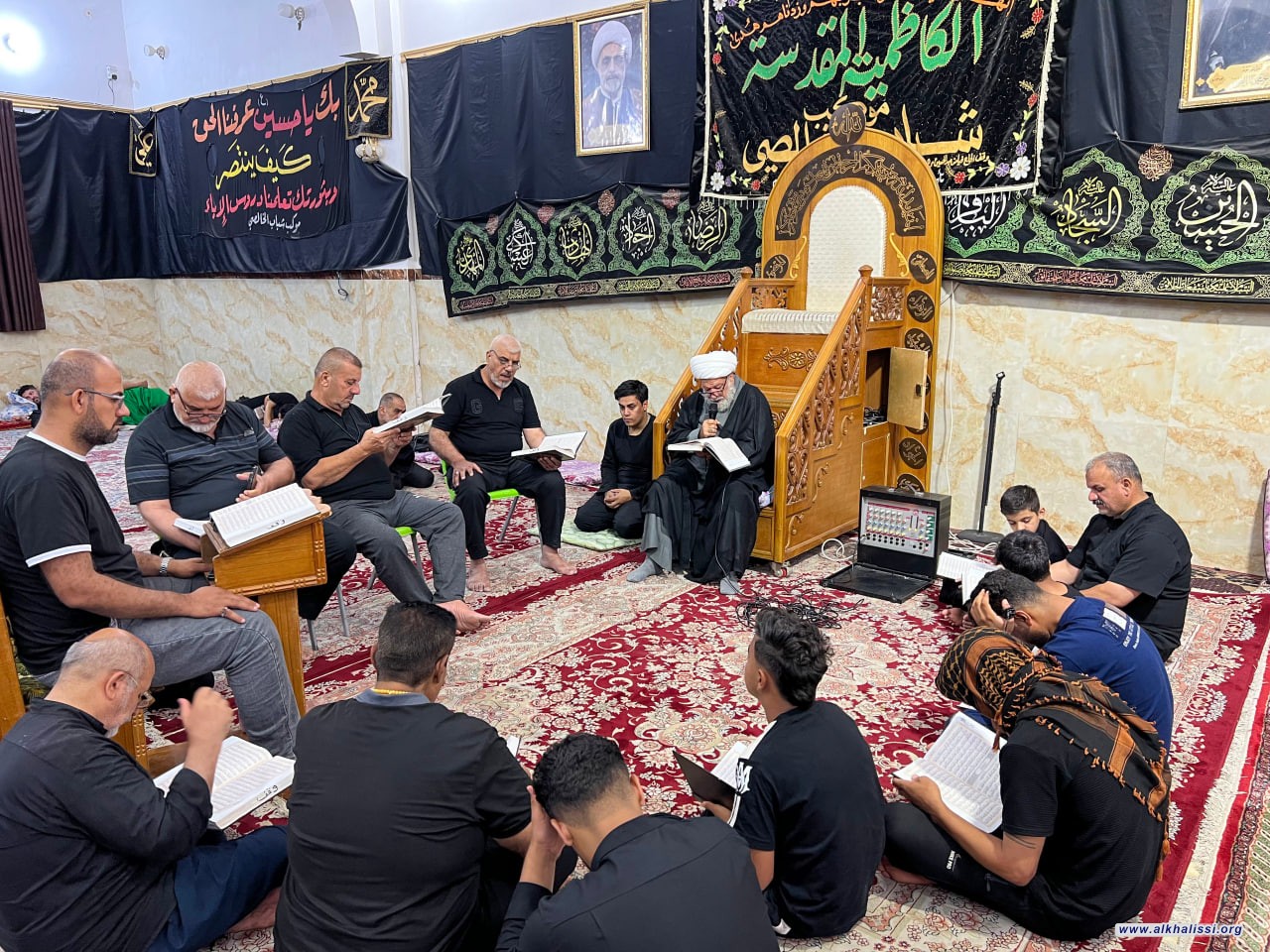 محفلٌ قرآنيٌّ في حسينية موكب شباب الخالصي بكربلاء يُهدى ثوابه إلى أرواح شهداء العراق والمقاومة الإسلامية